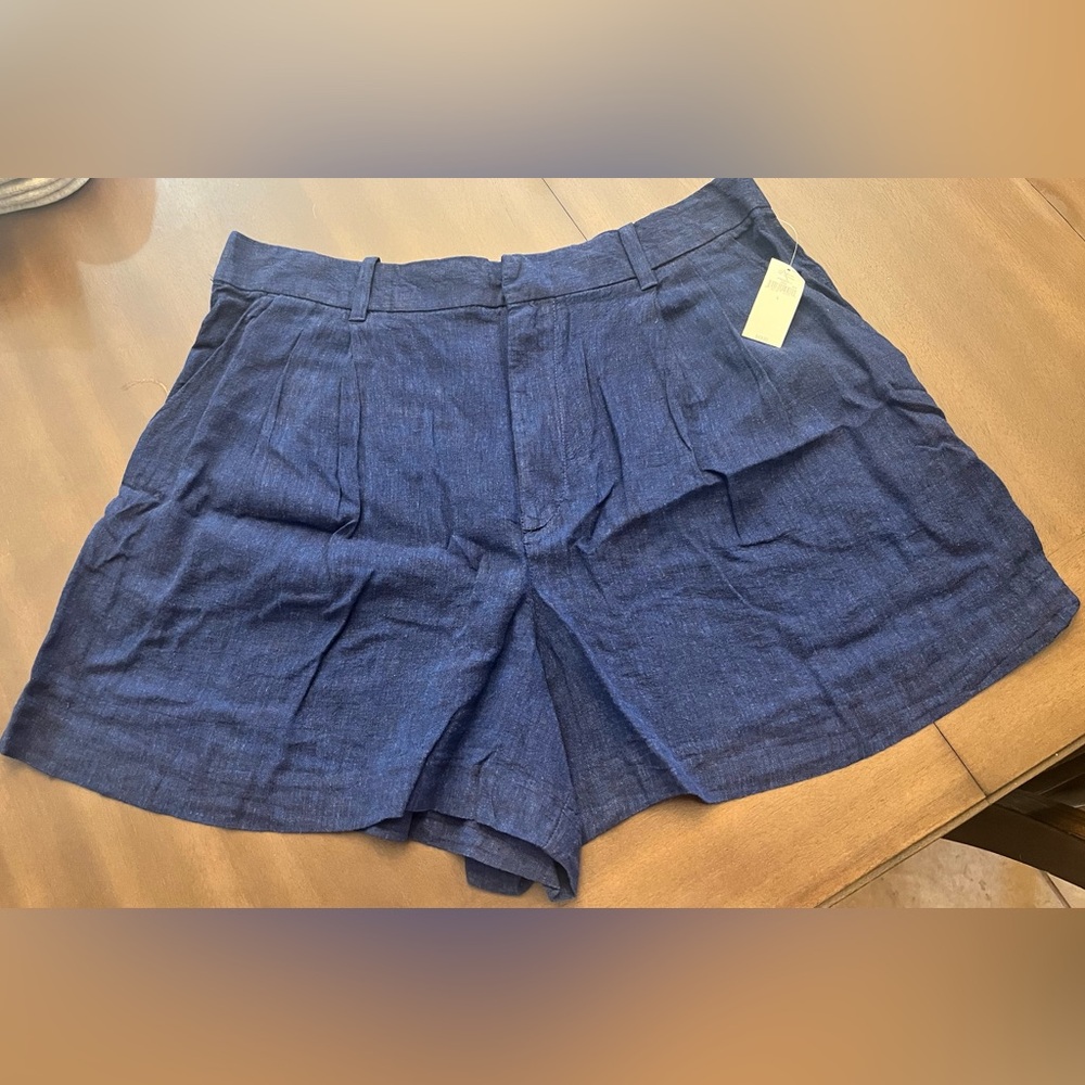 NWT- GAP Woman’s 365 High Rise Linen-Blend Shorts- size Large, Navy Blue
